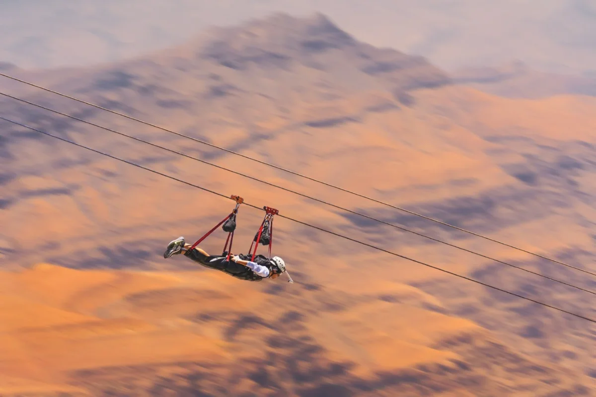 ज़िपलाइन के रास्ते में उपकरण और सुविधाएँ