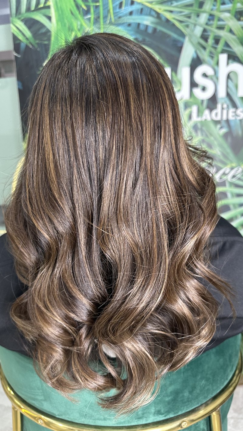 ब्लश एन कर्ल्स लेडीज़ सैलून एंड स्पा | अल मंखूल - womenhairsalon